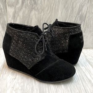 Toms tweed wedge lace up bootie in black. Size 6.5 womens.
